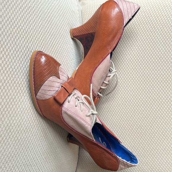 Poetic License Heels - Picture 2 of 3